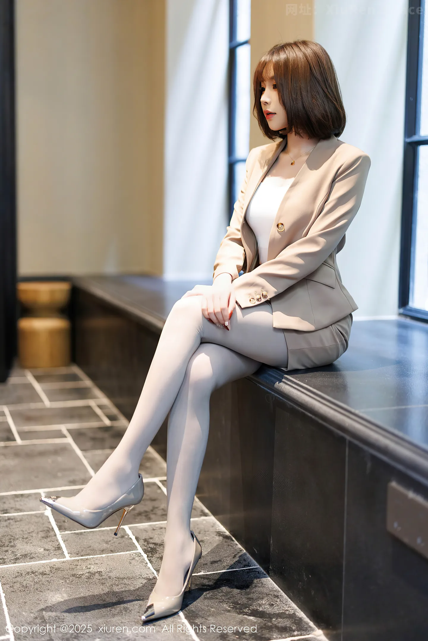 图片[5]-[XiuRen秀人网] VOL.9844 女神徐莉芝Booty多套性感服饰穿搭配原色丝袜秀曼妙身姿诱惑写真88P-秀人网官方网站